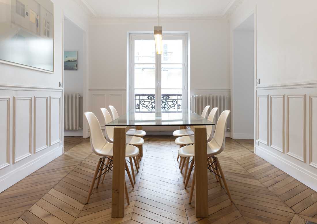 Salle à manger d'un appartement haussmannien rénové en région Bruxelles-Capitale