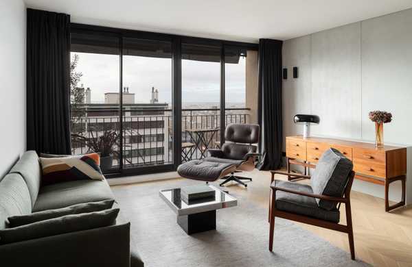Un architecte d'intérieur modernise un appartement des années 60 à Bruxelles.
