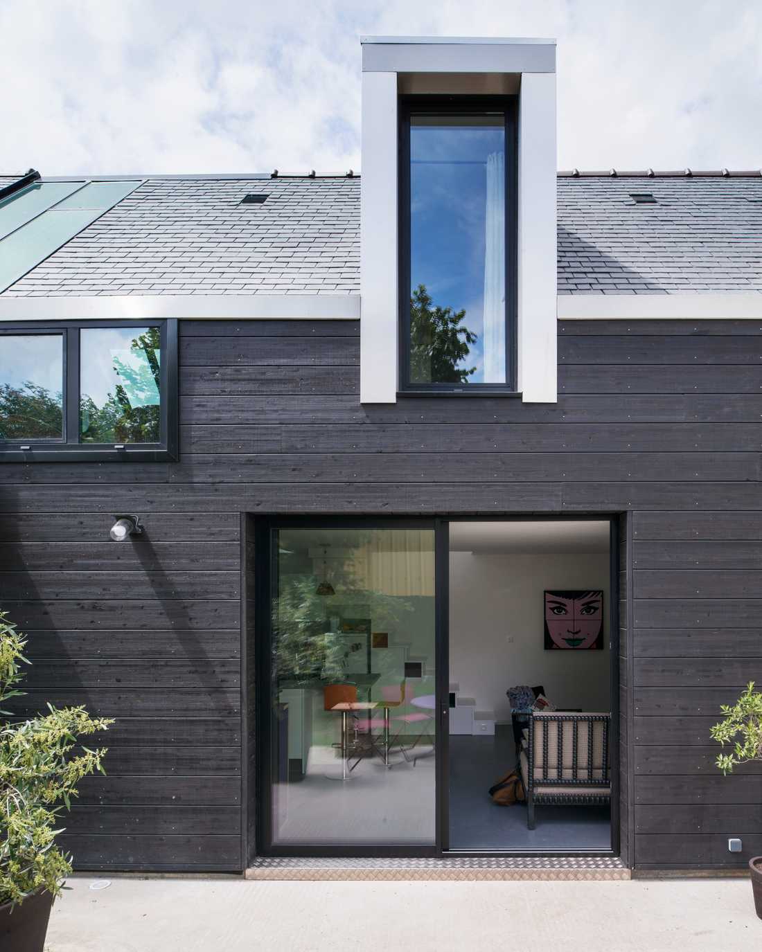 Extension avec bardage bois anthracite conçu par un architecte en région bruxelloise