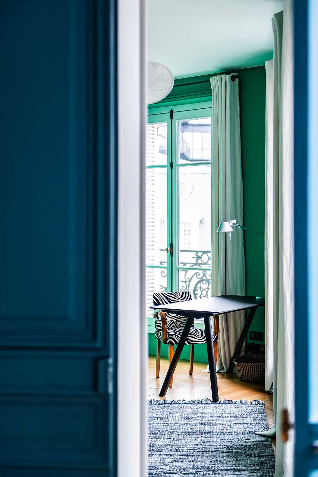 Table dans un couloir avec des murs de couleur