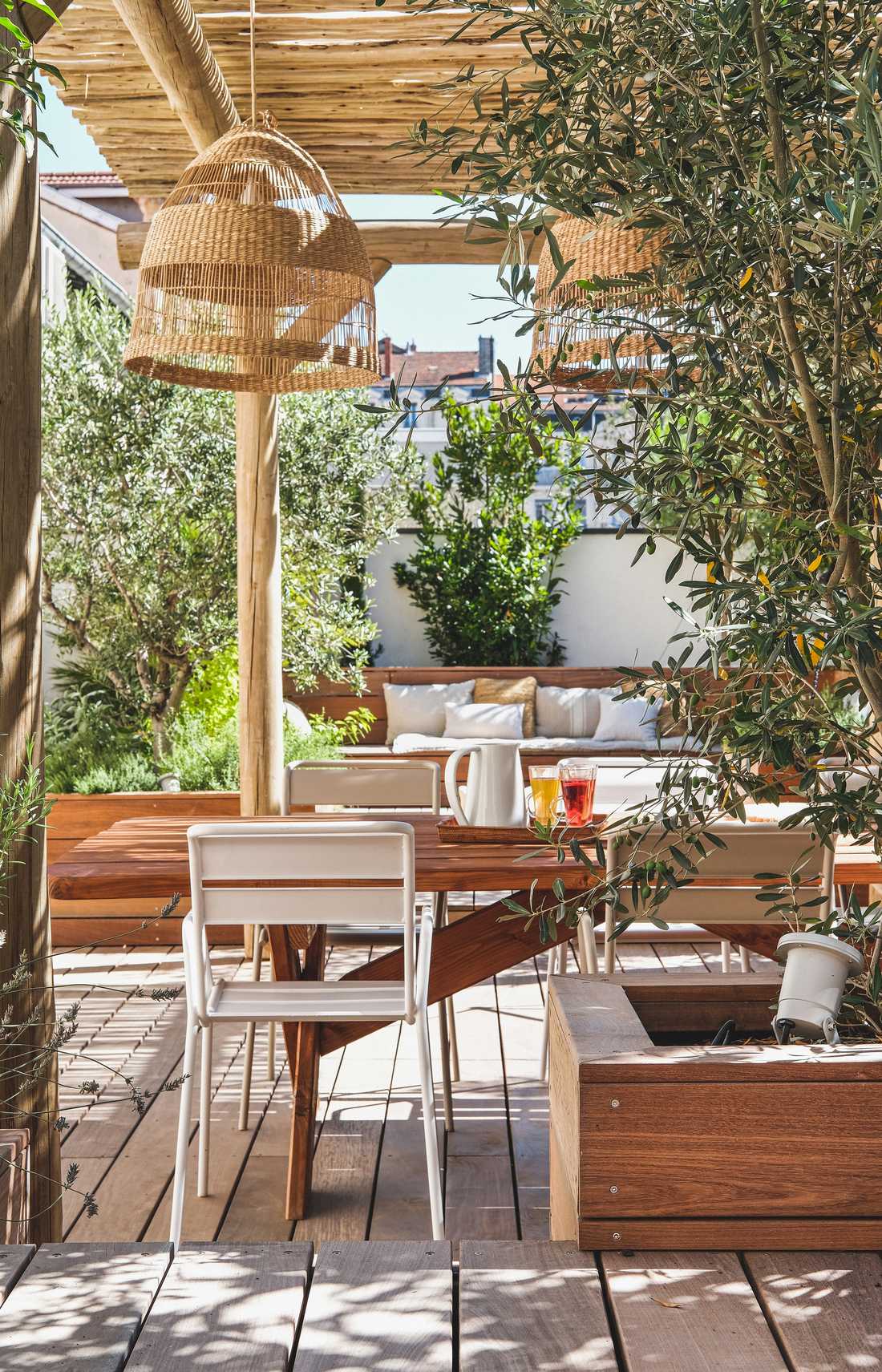 Terrasse en bois dans un appartement à Bruxelles conçu par un jardinier paysagiste