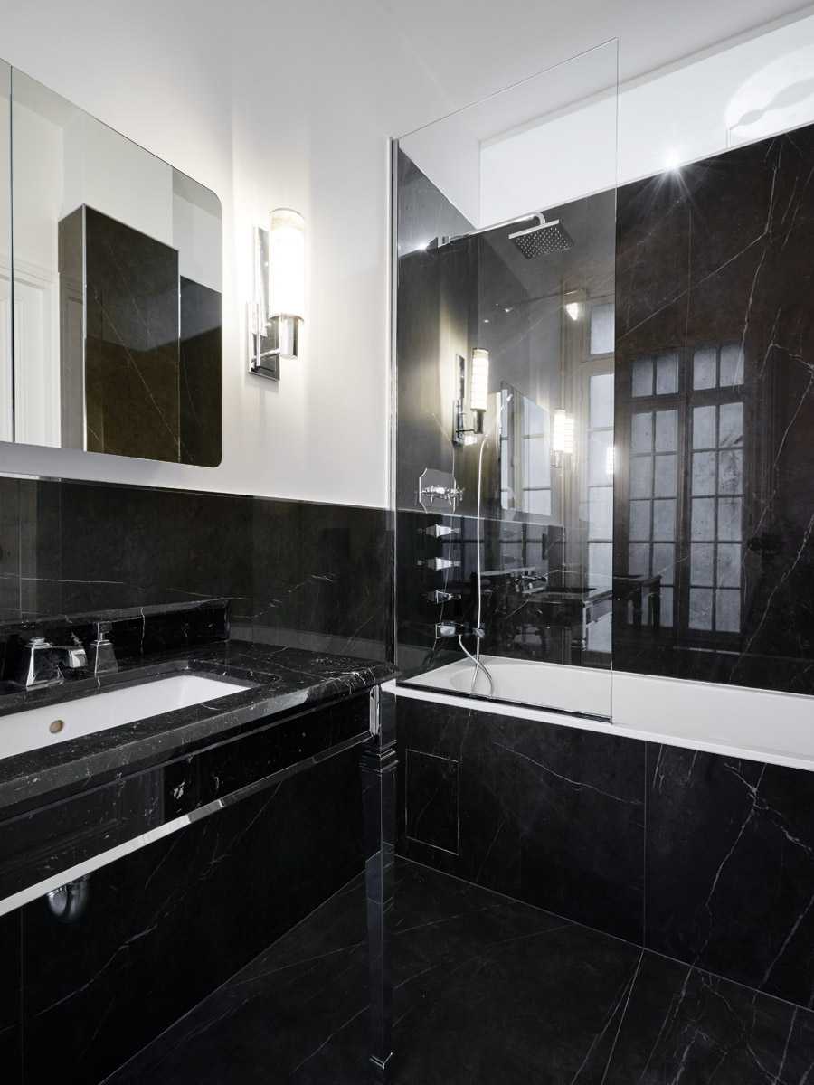 Salle de bain noire design en région bruxelloise