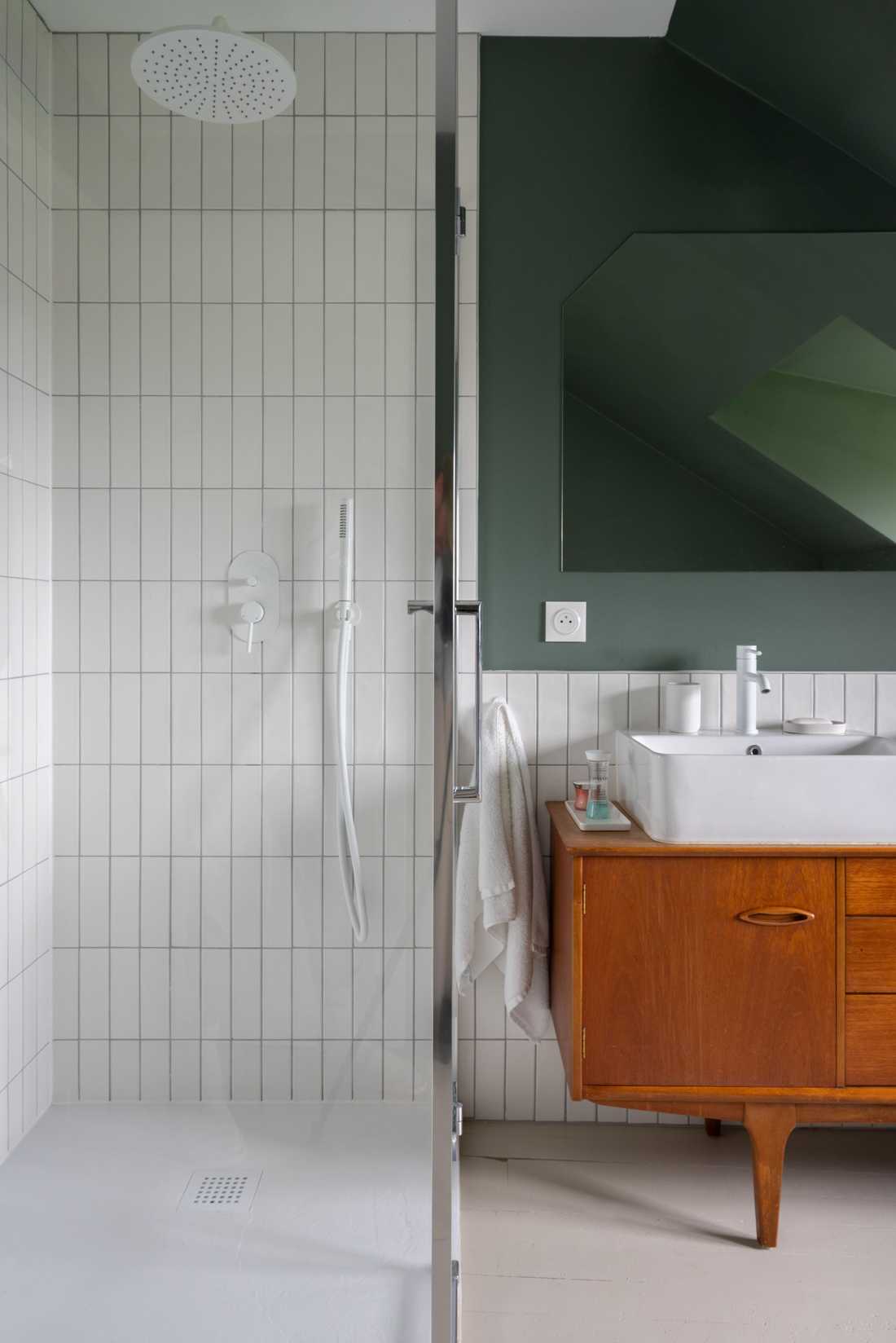 Salle de bain dans une maison de famille percheronne