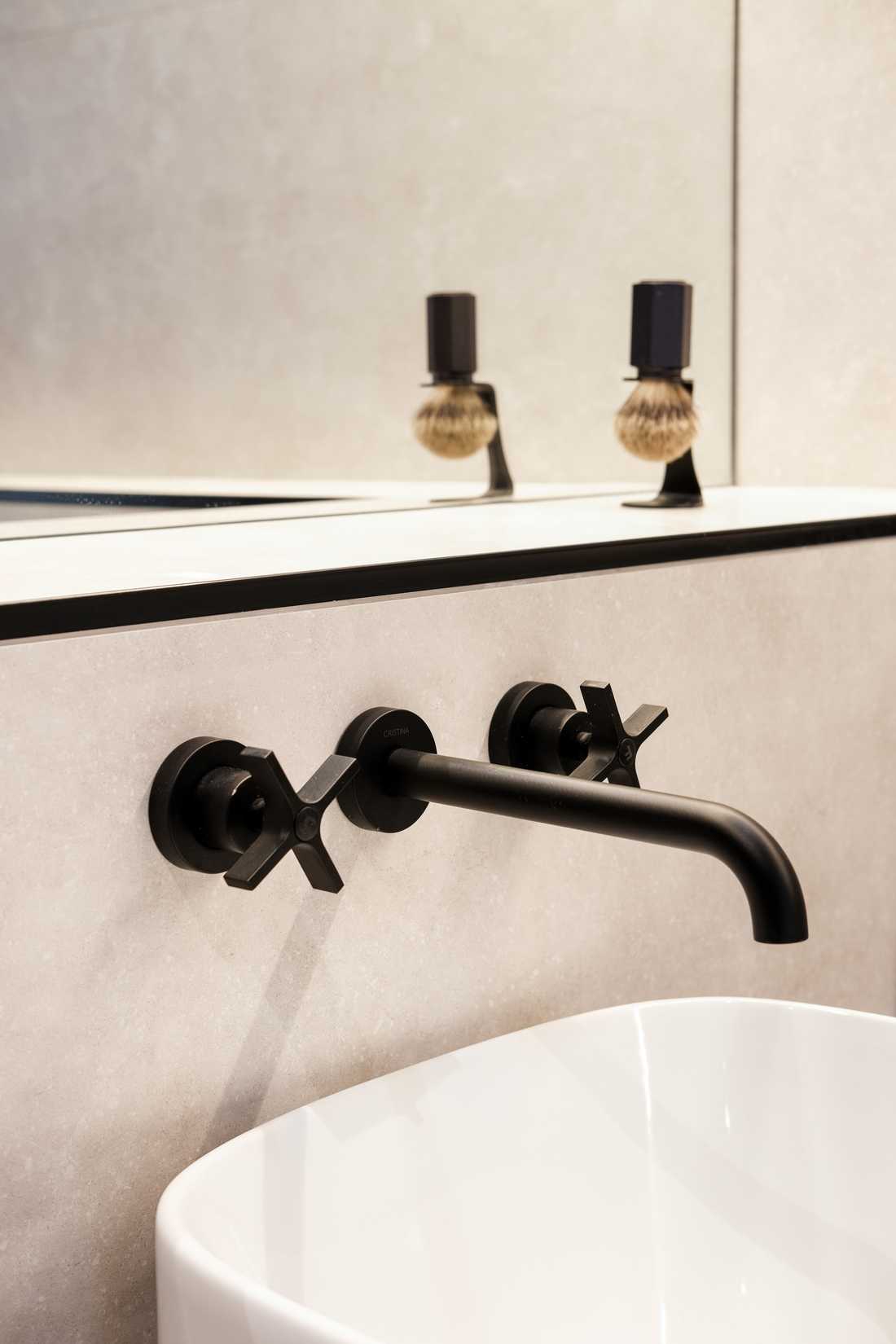 Lavabo style design dans la salle de bain