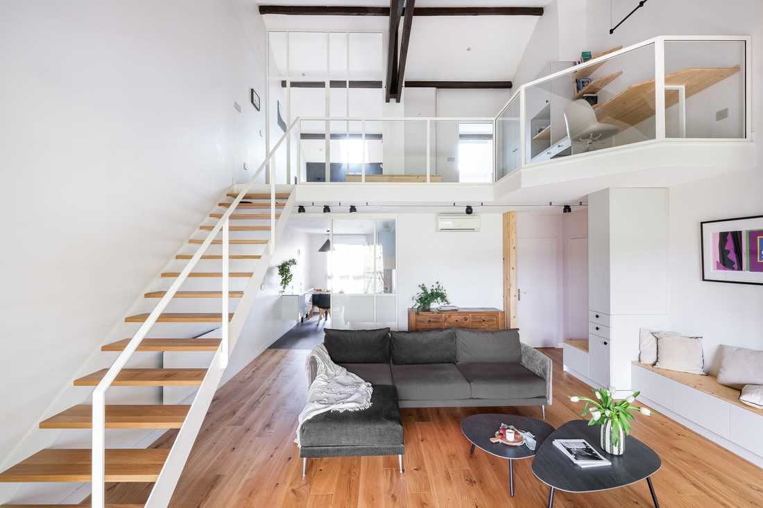 Vue du séjour d'un duplex avec mezzanine